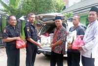Ketua Sentra Komunikasi Mitra Polri (Senkom) Tanjab Barat H. Suwardi Menyerahkan Bantuan Paket Sembako. FOTO : Ist