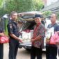 Ketua Sentra Komunikasi Mitra Polri (Senkom) Tanjab Barat H. Suwardi Menyerahkan Bantuan Paket Sembako. FOTO : Ist