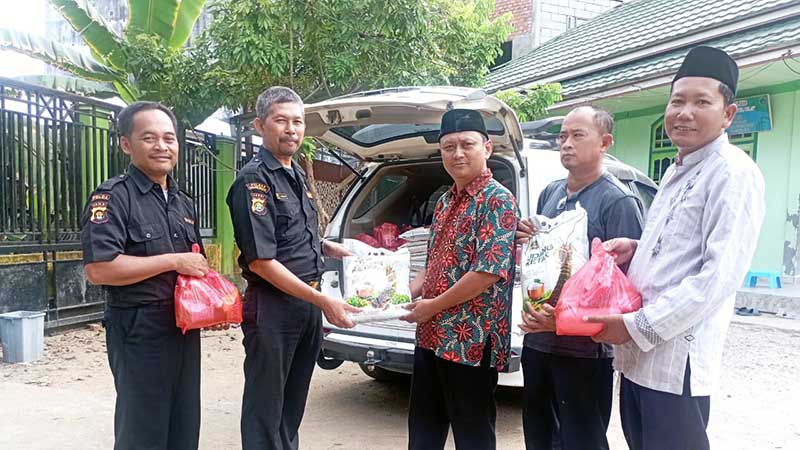 Ketua Sentra Komunikasi Mitra Polri (Senkom) Tanjab Barat H. Suwardi Menyerahkan Bantuan Paket Sembako. FOTO : Ist