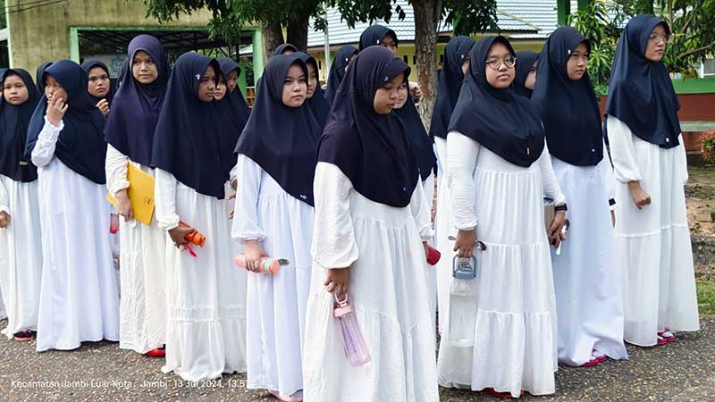 Acara Penyerahan Peserta Didik Baru dari Orang Tua ke MAN Insan Cendekia Jambi Laksanakan
dan Perkenalan Guru Asuh secara Seremonial, Sabtu (13/7/24). FOTO ; ANGAH/LT