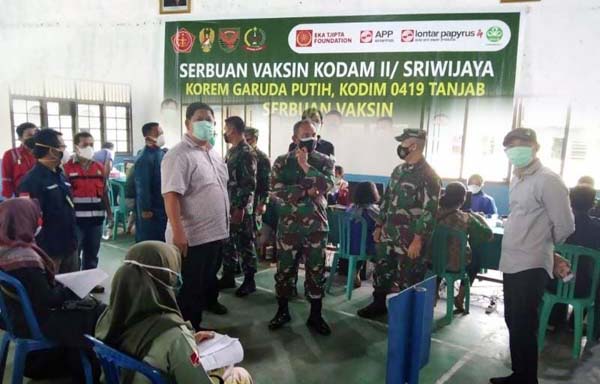 Vaksinasi Korem 042/Gapu digelar di Gedung Serbaguna PT LPPI dipantau langsung Danrem Brigjen TNI M. Zulkifli, Rabu (18/08/21). FOTO : PENREM
