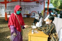 FOTO : Saat Similasi Penerapan Protokol Kesehatan di TPS oleh KPU Tanjab Barat di Kecamatan Betara