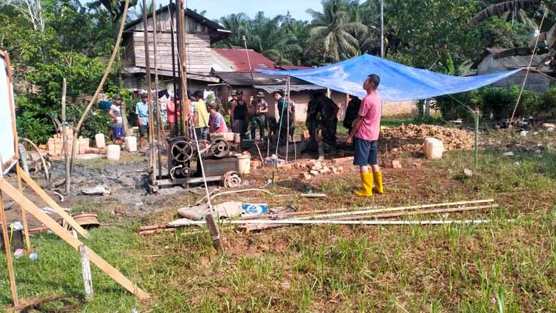 Kegiatan Non Fisik TMMD ke -113 Tahun 2022 Kodim 0419/Tanjab Pengerjaan Sumur Bor di Dusun Intan Jaya, Muara Papalik. FOTO : PENDIM Tjb