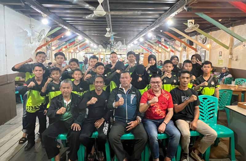 Jamal Darmawan Sie bersama Ketua KONI, Pelatih dan pengurus serta Para Atlet Taekwondo Tanjung Jabung Barat. FOTO : Ist
