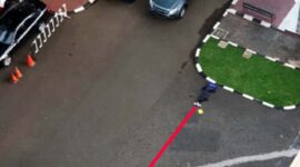 Tangkapan Layat Terduga Teroris Yang Memakai Baju Hitam Serta Celana Panjang Terlihat Ambruk di jalanan komplek Mabes Polri