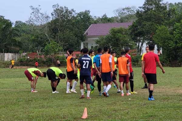 Tim Sepekbola Gubernur Jambi Cup 2022 Kabupaten Muaro Jambi Tengah Mempersiapkan Latihan. FOTO : PSSI Muaro Jambi