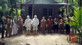 FOTO : Tim Gugus Tugas Kecamatan Senyerang Melakukan Penyemprotan Disinfektan Sekitar Rumah Pasien Rekatif Rapid test yang meninggal di RSUD KH. Daud Arif di Desa Sungai Landak, Minggu (30/08/20).