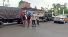 Inilah truk merah dengan tutup hitam bagian belakangnya, warga mencurigai truk tersebut menimbun solar karena saat mengisi di SPBU Meninting slang pengisian bukan ke bagian tangki truk tetapi ke bagian atas truk. (SUMBER : gridoto.comDok Warga)