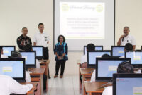 FOTO : Kasubid Pengembangan BKD Provinsi Jambi Ferry Andika Putra, S.Psi, M.Ap (Kiri) dan Kepala Kantor UPT BKN Jambi, April Koni, M.Kom (Kanan) saat Memberikan Arahan Peserta Ujian Dinas Periode I tahun 2020, Senin (09/02/20)