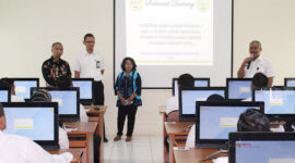 FOTO : Kasubid Pengembangan BKD Provinsi Jambi Ferry Andika Putra, S.Psi, M.Ap (Kiri) dan Kepala Kantor UPT BKN Jambi, April Koni, M.Kom (Kanan) saat Memberikan Arahan Peserta Ujian Dinas Periode I tahun 2020, Senin (09/02/20)