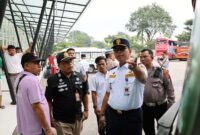 Kepala Dishub Sumut Agustinus Panjaitan Saat Koordinasi dengan Pihak Maskapai Penerbangan Untuk Kelancaran Penjemputan Atlet PON. [FOTO : Gunawan Hutajulu/LT/Medan]