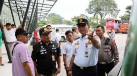 Kepala Dishub Sumut Agustinus Panjaitan Saat Koordinasi dengan Pihak Maskapai Penerbangan Untuk Kelancaran Penjemputan Atlet PON. [FOTO : Gunawan Hutajulu/LT/Medan]