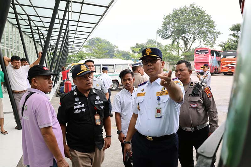 Kepala Dishub Sumut Agustinus Panjaitan Saat Koordinasi dengan Pihak Maskapai Penerbangan Untuk Kelancaran Penjemputan Atlet PON. [FOTO : Gunawan Hutajulu/LT/Medan]