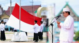 Bupati H. Anwar Sadat pimpin upacara Hari Santri Nasional Tahun 2022 di Alun - Alun Kota Kuala Tungkal, Sabtu (22/10/22). FOTO : Prokopim/Edt