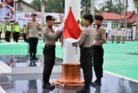 FOTO : Kapolres Tanjab Barat AKBP Guntur Saputro, SH, MH saat Memimpin bendera bulanan  setiap tanggal 17 di halaman Polres Tanjab Barat, Jum'at (17/01/20).