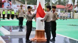 FOTO : Kapolres Tanjab Barat AKBP Guntur Saputro, SH, MH saat Memimpin bendera bulanan  setiap tanggal 17 di halaman Polres Tanjab Barat, Jum'at (17/01/20).