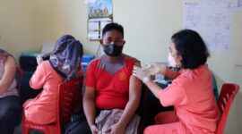 Personel Polres Tanjab Barat Ikuti Vaksinasi Tahap 3 Booster, Selasa (9/2/220. FOTO : Humas RESTJB
