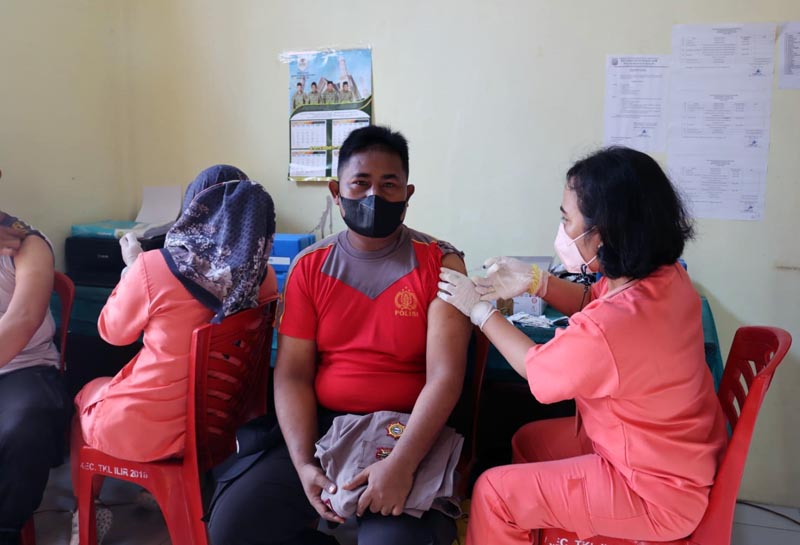 Personel Polres Tanjab Barat Ikuti Vaksinasi Tahap 3 Booster, Selasa (9/2/220. FOTO : Humas RESTJB