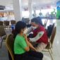 Pelaksanaan Vaksinasi Polresta Jambi pada Pengunjung Mall WTC dan Hypermart Jambi. FOTO : Noval