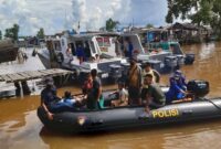Polres Tanjabbar Kerahkan Kapal Pol Airud Untuk Jemput Bola Berikan Layanan Vaksinasi Masyarakat di Pesisir Sungai, Jumat (30/10/21). FOTO : BAS/RES.