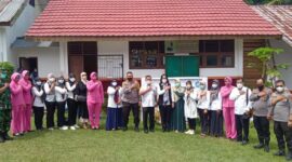 Polres Muaro Jambi Gelar Sosilaisasi dan Vaksinasi Anak Usia 6-11 Tahun di SD Negeri 228/IX Sungai Bertam, Rabu (25/1/22). FOTO : Noval