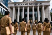 Sejumlah Aparatur Sipil Negara (ASN) yang tergabung dalam Forum Solidaritas Mobilitas Karier (Fosmik) berjalan bersama menuju Gedung Mahkamah Konstitusi (MK) di Jakarta untuk mendaftarkan permohonan Judicial Review (JR). Mereka secara resmi menggugat regulasi Kementerian PANRB dan BKN terkait aturan "kunci NIP" yang melarang pegawai mengajukan mutasi pindah instansi selama minimal 10 tahun. Aturan tersebut dinilai membelenggu hak mobilitas karier serta memicu berbagai persoalan sosial dan keharmonisan keluarga para abdi negara. (FOTO: Dok. Istimewa/Lintastungkal.com)