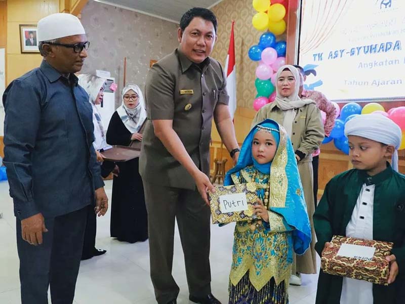 Wabup H. Hairan saat Hadiri Acara Perpisahan/Pelepasan Siswa/i TK As-Syuhada Angkatan XXVII Tahun Ajaran 2023-2024 di Gedung Balai Pertemuan Kantor Bupati, Minggu (09/6/24). FOTO : Ist