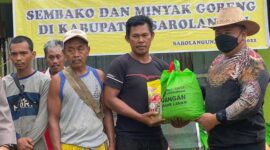 Wakapolda Jambi Brigjen Pol. Yudawan Roswinarso saat Menyerahkan Bantuan Sosial. FOTO : Humas Polda Jambi