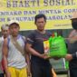 Wakapolda Jambi Brigjen Pol. Yudawan Roswinarso saat Menyerahkan Bantuan Sosial. FOTO : Humas Polda Jambi