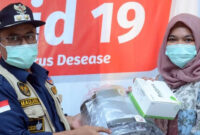 FOTO : Wakil Wakilota Jambi Maulana Saat Serahkan APD ke Seluruh Rumah Sakit di Kota Jambi di Posko Ketua Gugus Tugas Covid-19 Kota Jambi, Jumat (10/04/20).⁣