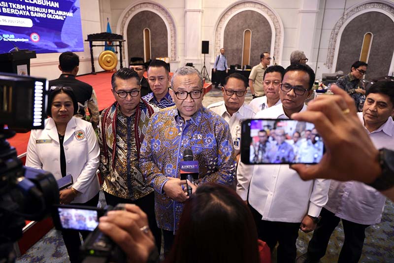 Wamenaker Afriansyah Noor (tengah), memberikan keterangan pers usai Rapat Anggota Tahunan (RAT) Tahun Buku 2025 Induk Koperasi Tenaga Kerja Bongkar Muat (Inkop TKBM) Pelabuhan di The Tavia Heritage Hotel, Jakarta, Rabu (15/7/2026). (Foto: Dok. Kemnaker / Media Center)