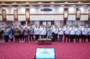 Menteri Ketenagakerjaan Yassierli bersama jajaran dan perwakilan organisasi internasional saat menghadiri Webinar Ketenagakerjaan memperingati Hari K3 Internasional di Kantor Kemnaker, Jakarta (28/4/2026). (FOTO : Dok. Biro Humas Kemenaker)