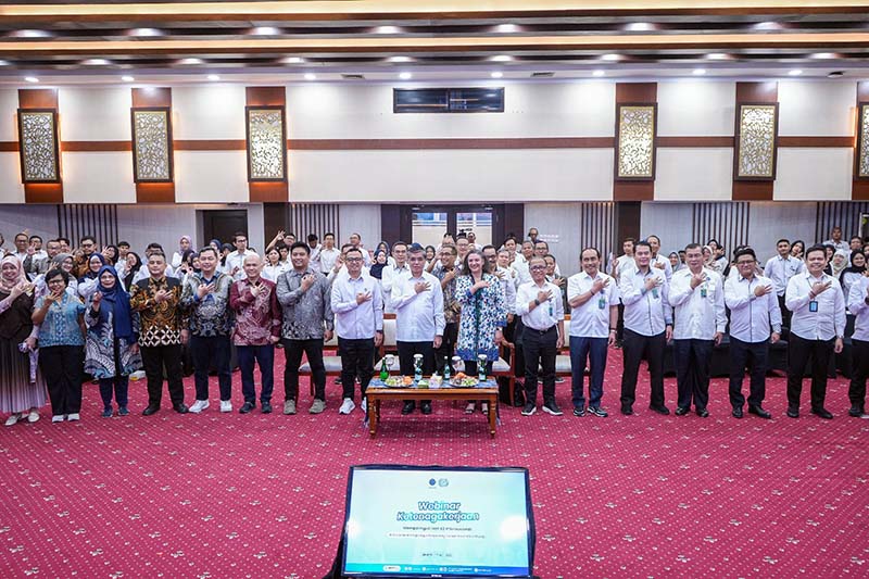 Menteri Ketenagakerjaan Yassierli bersama jajaran dan perwakilan organisasi internasional saat menghadiri Webinar Ketenagakerjaan memperingati Hari K3 Internasional di Kantor Kemnaker, Jakarta (28/4/2026). (FOTO : Dok. Biro Humas Kemenaker)